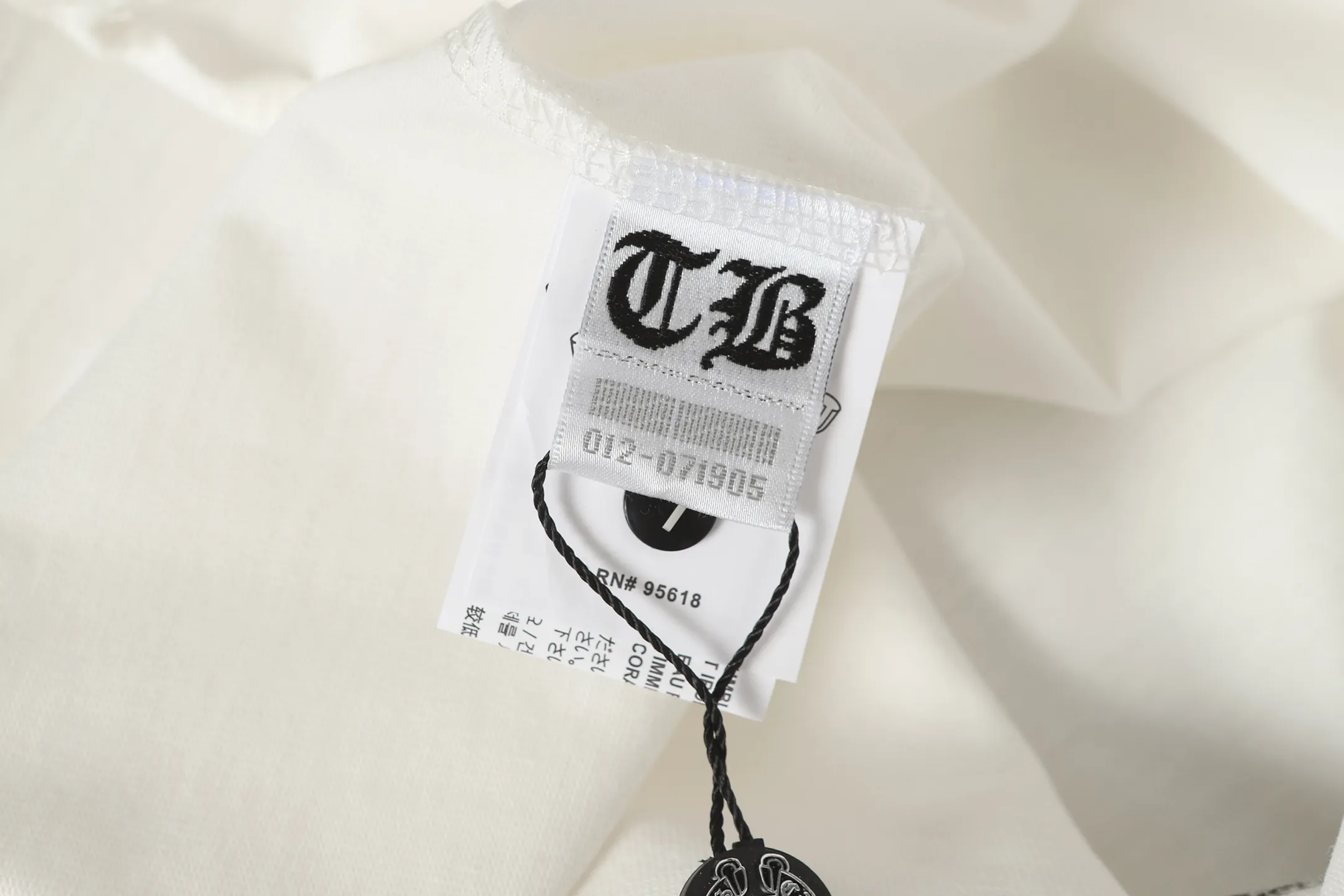P170 Model 2210 280g heavy double yarn -Chrome Hearts/Chrome Heart Cross✝️Skin embroidered short-sleeved T-shirt -High weight, high density and high quality. The wool is soft, delicate and skin-friendly. It feels soft and silky. It has excellent warmth and skin-friendly properties. -Customized weaving and dyeing, no color difference. No matter the fabric or workmanship details, it beats the ordinary version on the market. -Colour: black white -Size: S M L XL